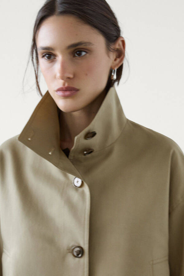 Cropped parka with a stand-up collar - 12