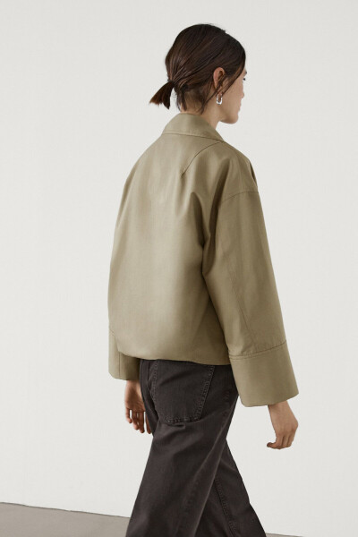 Cropped parka with a stand-up collar - 13