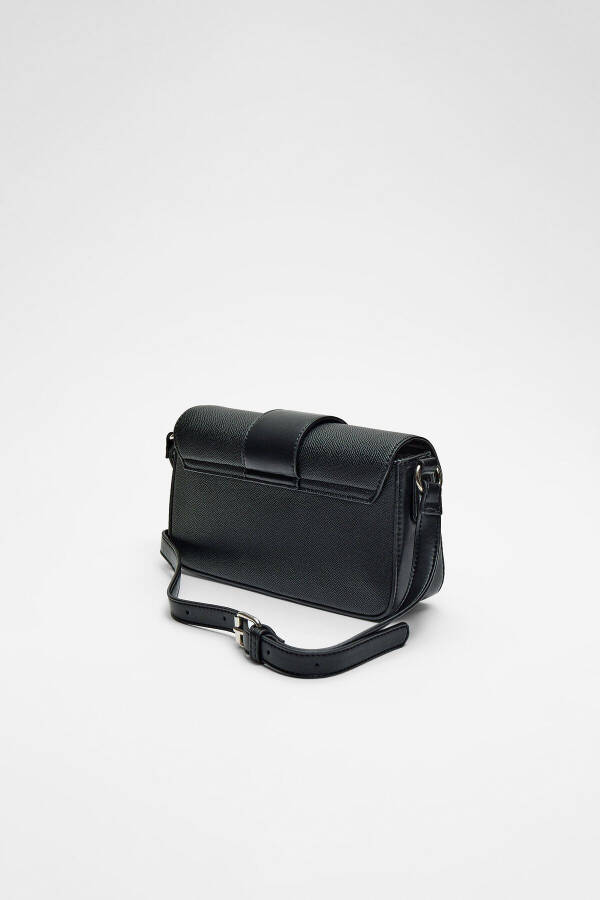 Crossbody bag with buckle - 4