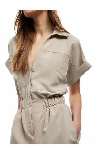 Cupro Modal Stoff mit Taschen, elastischem Bund und kurzem Arm Overall mit Hemdkragen. - Taupe - 3