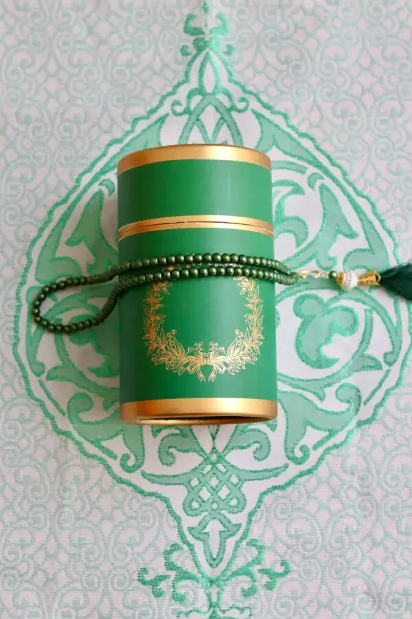 Cylindrical Boxed Prayer Mat And Tasbih Set S1040 Green - 3
