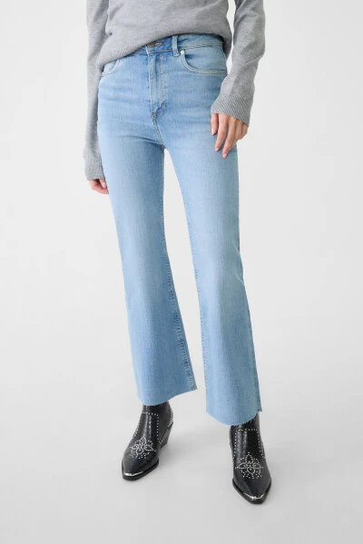 D78 Crop Spanish Leg Jeans - STRADIVARIUS (1)