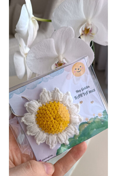 Daisy Knit Keychain Birthday, Newborn, Engagement, Henna, Wedding - 25 pieces - card swap - 7