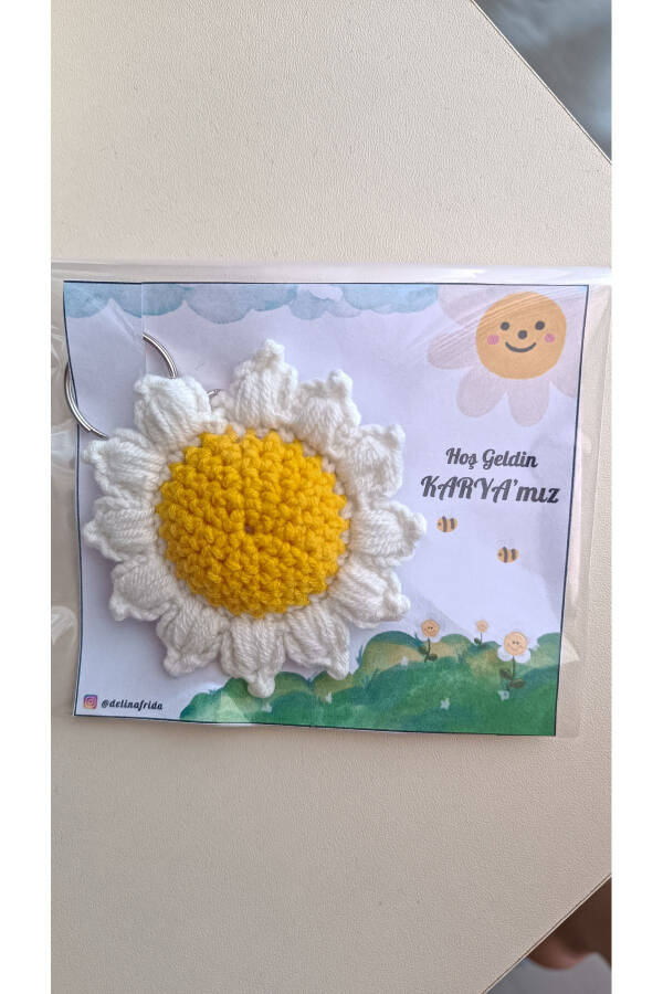 Daisy Knit Keychain Birthday, Newborn, Engagement, Henna, Wedding - 25 pieces - card swap - 8