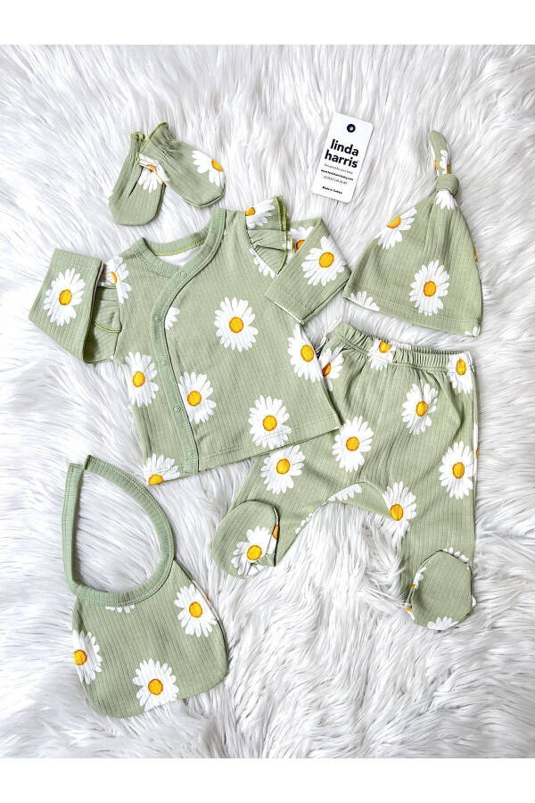 Daisy Pattern Light Green Newborn Baby Girl 5-Piece Hospital Discharge Set - 3