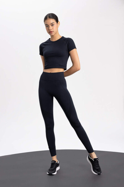 DeFactoFit Crop Bisiklet Yaka Sporcu Seamless Kısa Kollu Tişört Siyah - 2