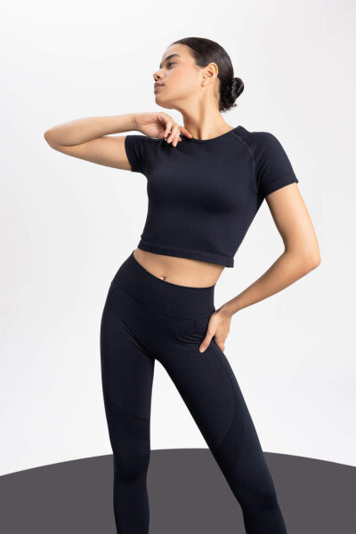 DeFactoFit Crop Bisiklet Yaka Sporcu Seamless Kısa Kollu Tişört Siyah - 3