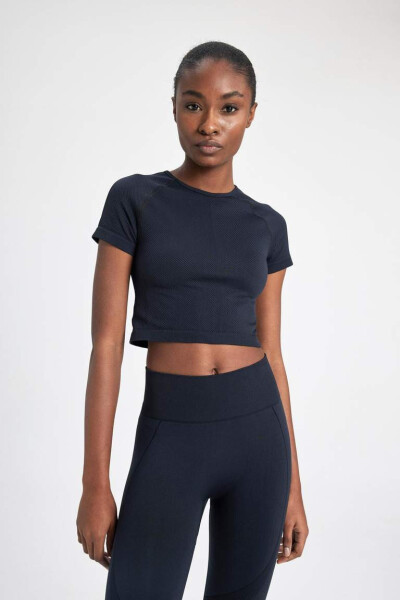 DeFactoFit Crop Bisiklet Yaka Sporcu Seamless Kısa Kollu Tişört Siyah - 4