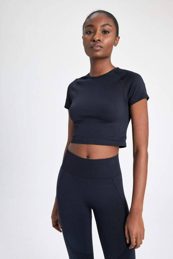 DeFactoFit Crop Bisiklet Yaka Sporcu Seamless Kısa Kollu Tişört Siyah - 6