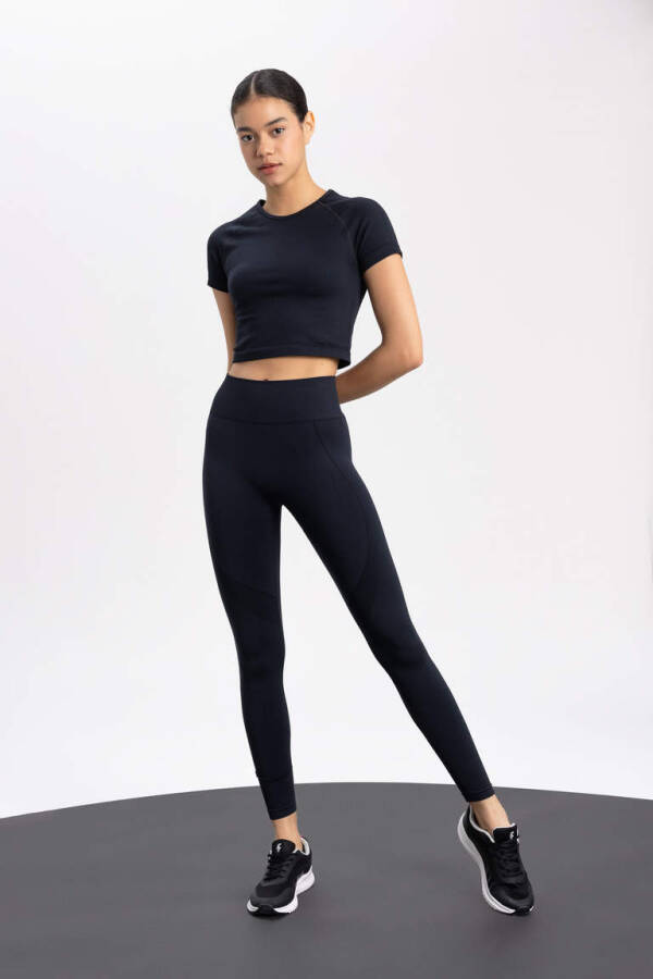 DeFactoFit Crop Velo Yaka Sportchi Seamless Qisqa Yengli Futbolka Qora - 2