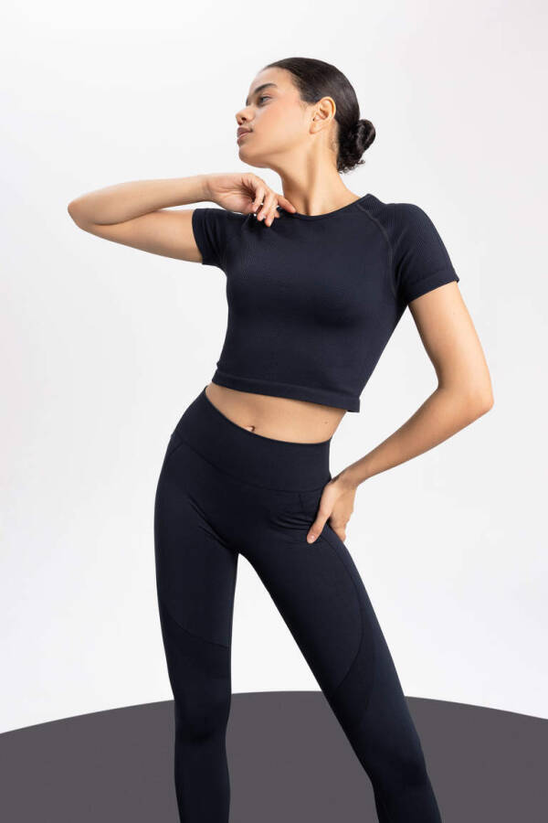 DeFactoFit Crop Velo Yaka Sportchi Seamless Qisqa Yengli Futbolka Qora - 3