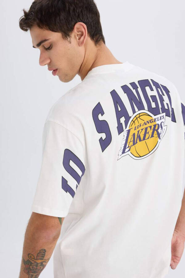 DeFactoFit NBA Los Angeles Lakers Oversize Fit Kru Yaka Qisqa Yengli Futbolka Ekr - 1
