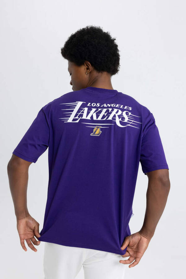 DeFactoFit NBA Los Angeles Lakers Oversize Fit Yelkanli Yoqali Qisqa Yengli Futbolka To'q Binafsha - 1