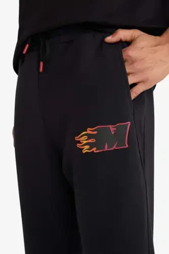 DeFactoFit NBA Miami Heat Толстые спортивные штаны-джоггеры стандартного кроя с карманами, эластичной резинкой и манжетами - черные - 1