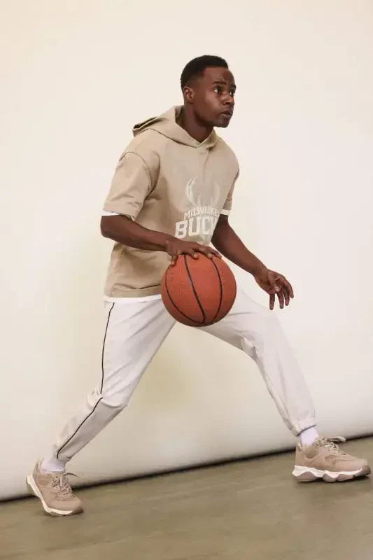 DeFactoFit NBA Milwaukee Bucks Jogger Спортивные Штаны Стандартного Кроя С Карманами Эластичный Пояс Эластичные Манжеты Ткань Для Подводного Плавания-Камень - 3