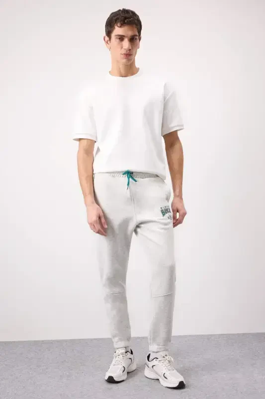 DeFactoFit NBA Milwaukee Bucks Qalin Jogger sport shimining pastki qismi Standart Fit Bel bog'ichli cho'ntakli-Ochiq kulrang melanj - 6