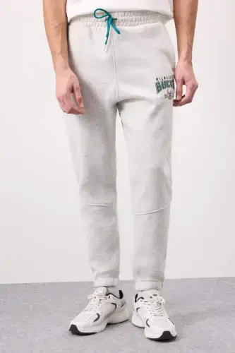DeFactoFit NBA Milwaukee Bucks Qalin Jogger sport shimining pastki qismi Standart Fit Bel bog'ichli cho'ntakli-Ochiq kulrang melanj - 8