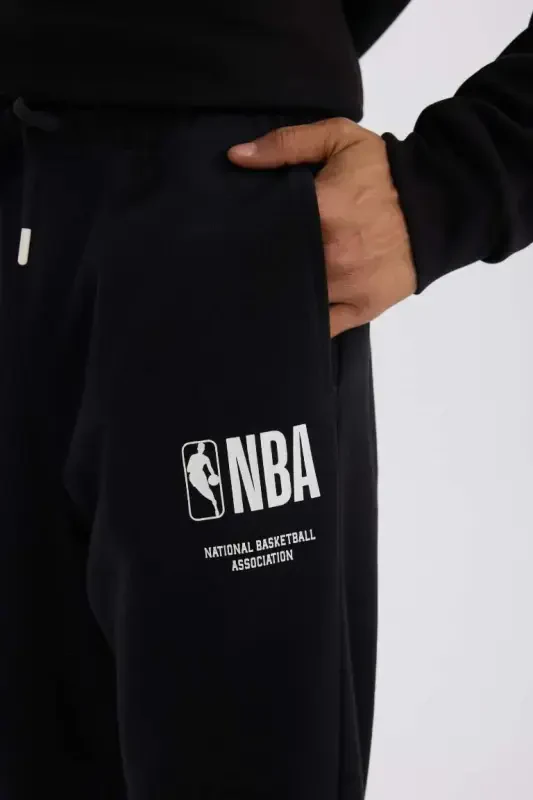 DeFactoFit NBA Wordmark Утепленные спортивные штаны джоггеры стандартного кроя с карманами, эластичными штанинами - черные - DEFACTO