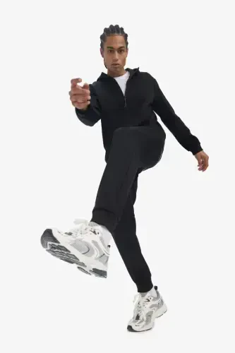 DeFactoFit Slim Fit Dar Kesim Standart Paça Skuba Dalgıç Kumaş Jogger Eşofman Altı-Siyah - DEFACTO (1)