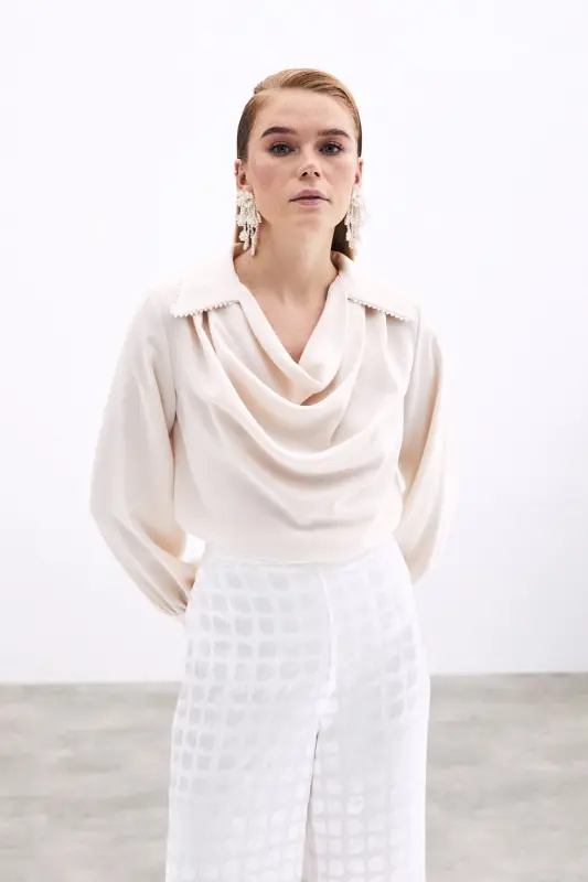 Lässige Bluse mit Dekolleté-Ausschnitt und Perlen – Beige - Beige - 2