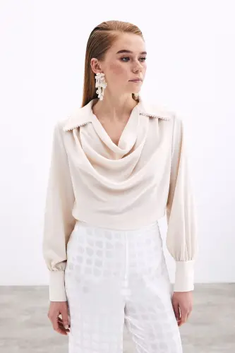 Lässige Bluse mit Dekolleté-Ausschnitt und Perlen – Beige - Beige - 4