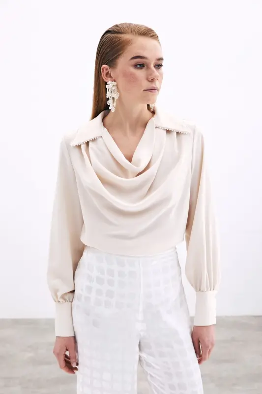 Lässige Bluse mit Dekolleté-Ausschnitt und Perlen – Beige - Beige - 4
