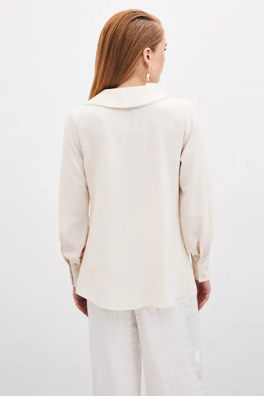Lässige Bluse mit Dekolleté-Ausschnitt und Perlen – Beige - Beige - 6