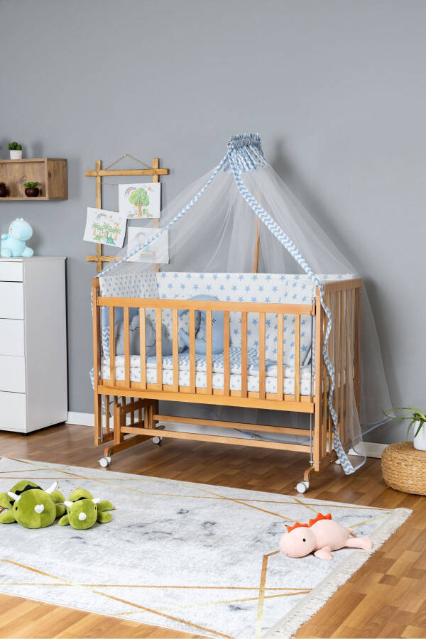 Деревянная кроватка-приставная к родительской, лакированная, 70x130 - синие звёзды, 3 подушки, матрас, колёса. - 4