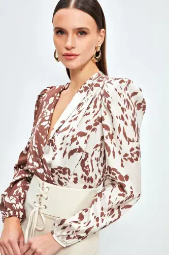 Desenli Kruvaze Bodysuit Bluz - Kahve - Modazone (1)