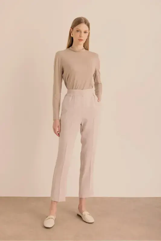 Detailed woven carrot pants with elastic waist. - AKER