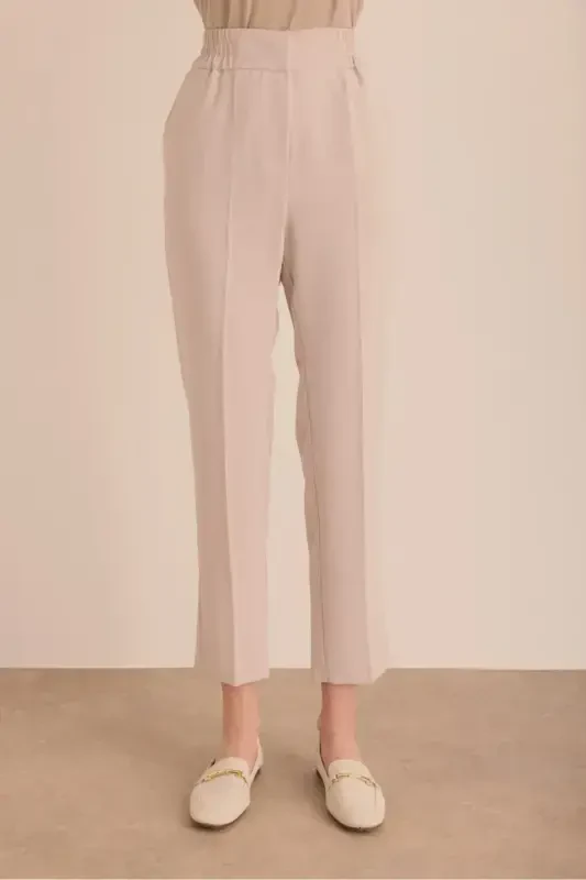 Detailed woven carrot pants with elastic waist. - 2