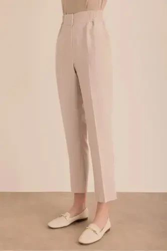 Detailed woven carrot pants with elastic waist. - 3