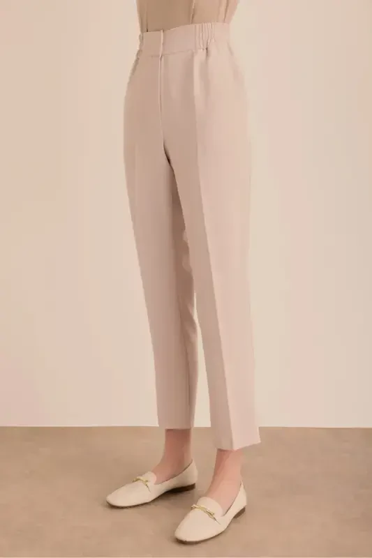 Detailed woven carrot pants with elastic waist. - 3