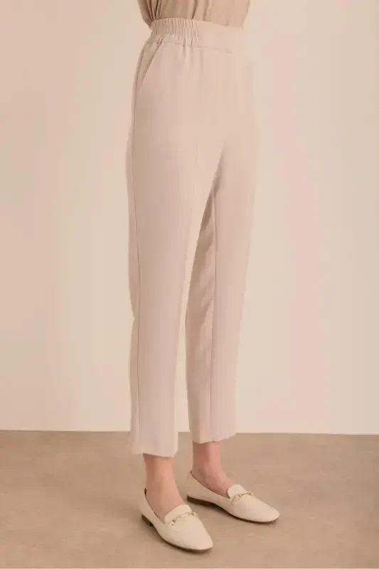 Detailed woven carrot pants with elastic waist. - 5