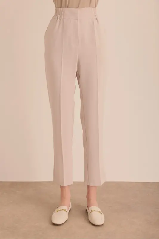 Detailed woven carrot pants with elastic waist. - 2