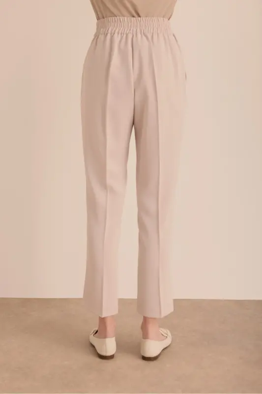 Detailed woven carrot pants with elastic waist. - 6