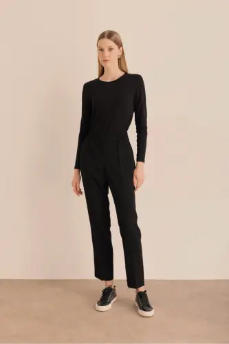 Detailed woven carrot pants with elastic waist 