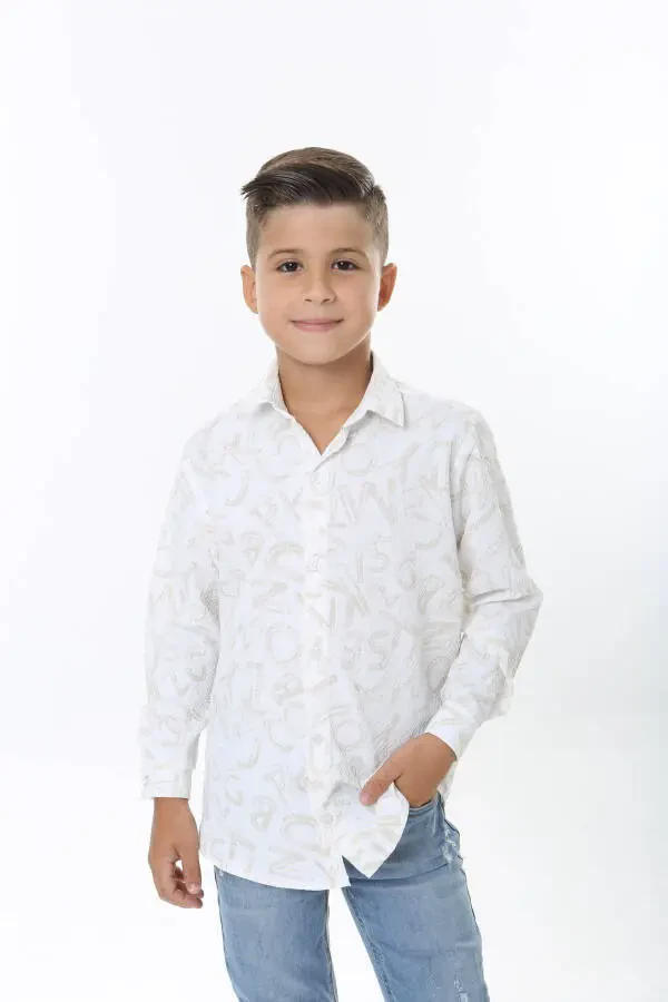 Детская белая рубашка из вафельной ткани с бежевым рисунком букв - 4