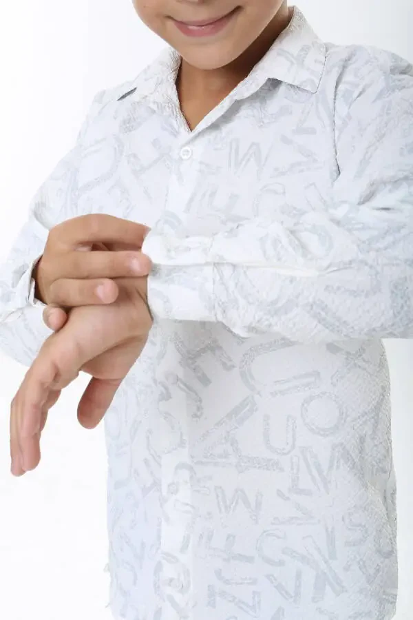 Детская рубашка из белой вафельной ткани с серым рисунком букв - 2