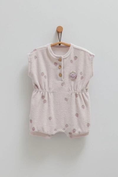 ДЕТСКИЙ КОМБИНЕЗОН ДЛЯ ДЕВОЧКИ 100% ХЛОПОК КЛУБНИЧНЫЙ УЗОР СНИЗУ НА КНОПКАХ ЛЕТНИЙ СЕЗОН 2025 - CARAMELL