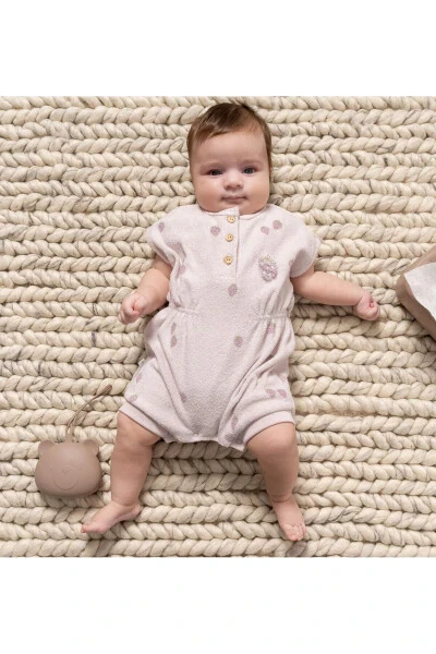 ДЕТСКИЙ КОМБИНЕЗОН ДЛЯ ДЕВОЧКИ 100% ХЛОПОК КЛУБНИЧНЫЙ УЗОР СНИЗУ НА КНОПКАХ ЛЕТНИЙ СЕЗОН 2025 - CARAMELL (1)