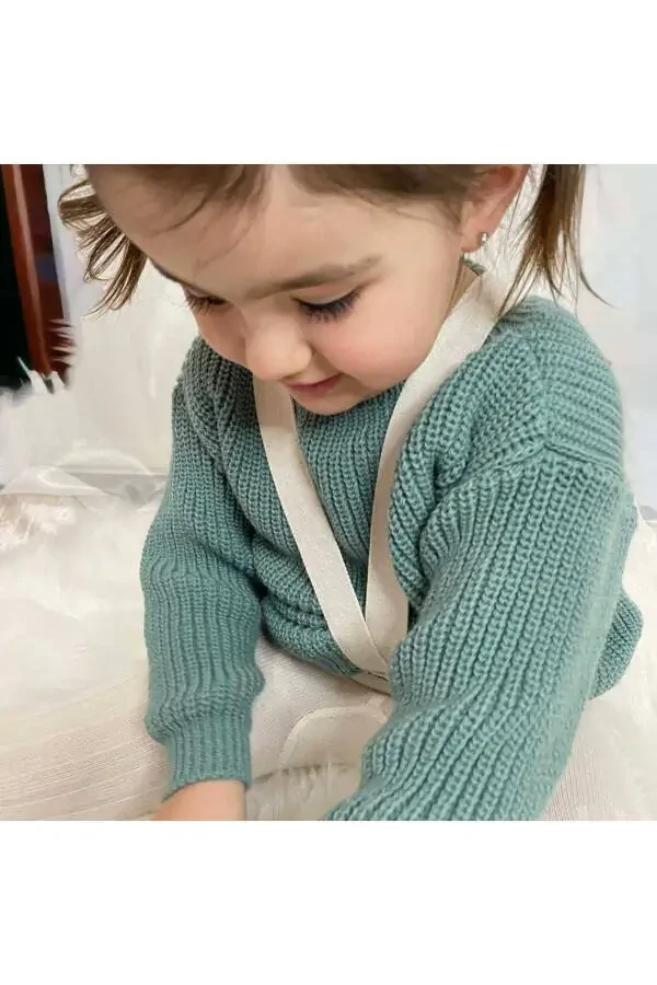 Детский свитер оверсайз с воротником-гольфом - 1