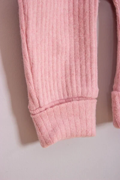 Детский трикотажный комбинезон из 100% хлопка с капюшоном, деревянными пуговицами и трикотажным кантом. - ADABEBEK (1)