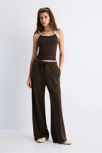 Dikiş detaylı yumuşak dokulu geniş paça pantolon - Kahverengi - STRADIVARIUS (1)
