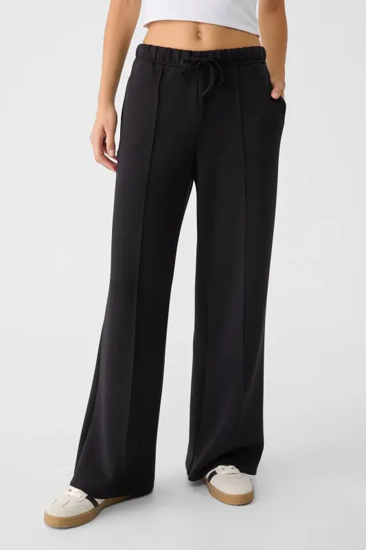 Dikiş detaylı ve yumuşak dokulu geniş paça pantolon-Siyah - STRADIVARIUS