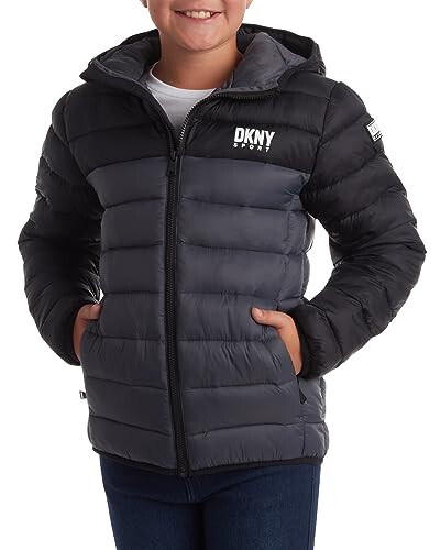 DKNY Bolalar pidjagi - O'rtacha vaznda izolyatsiyalangan mato qatlamli tashqi kiyim Parka Puffer palto - Suvga chidamli bolalar qishki kaputli kurtka (8-20) - 1