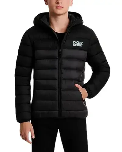 DKNY Boys Jacket – Oʻrta ogʻirlikdagi izolyatsiyalangan tikilgan ustki kiyim Parka Puffer Palto – Suvga chidamli oʻgʻil bolalar qishki kapushonli kurtkasi (8-20) - 5