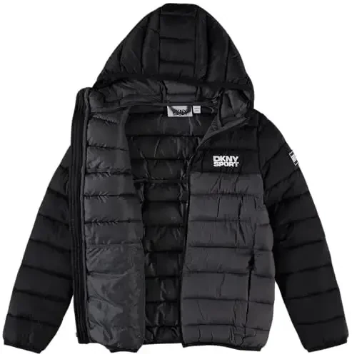 DKNY Boys Jacket – Oʻrta ogʻirlikdagi izolyatsiyalangan tikilgan ustki kiyim Parka Puffer Palto – Suvga chidamli oʻgʻil bolalar qishki kapushonli kurtkasi (8-20) - 7