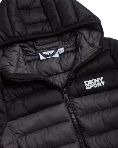 DKNY Boys Jacket – Oʻrta ogʻirlikdagi izolyatsiyalangan tikilgan ustki kiyim Parka Puffer Palto – Suvga chidamli oʻgʻil bolalar qishki kapushonli kurtkasi (8-20) - 2