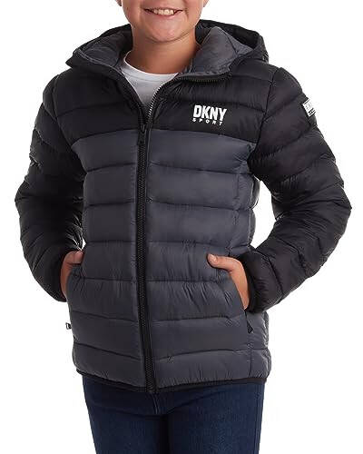 DKNY Erkek Çocuk Mont - Orta Kalınlıklı İzoleli Kapitone Dış Giyim Parka Puffer Mont - Suya Dayanıklı Erkek Çocuk Kışlık Kapüşonlu Mont (8-20) - 1